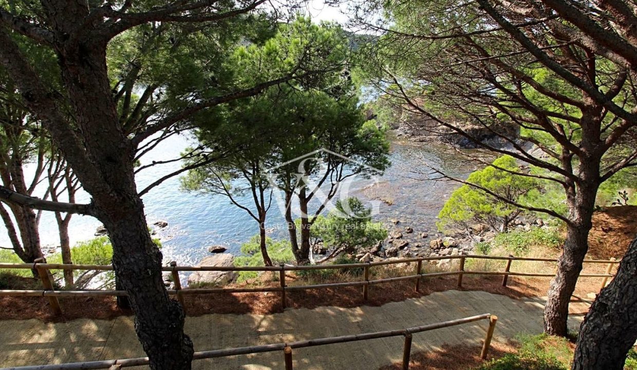 f8148358-0003040100